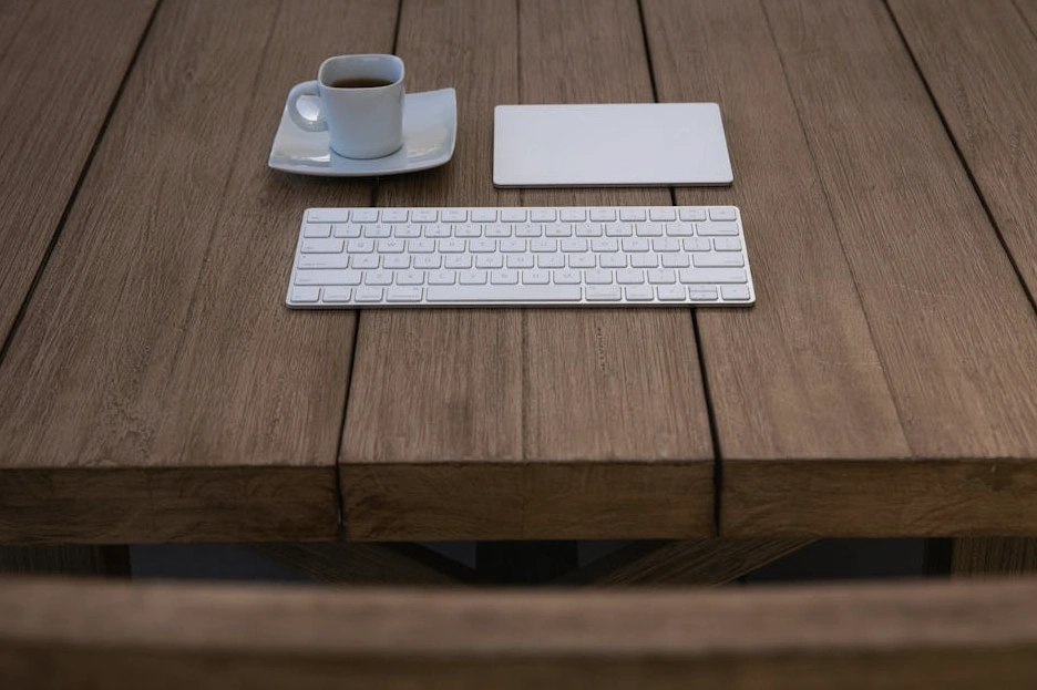 Una persona che legge un libro sulla finanza in un ambiente tranquillo e luminoso.